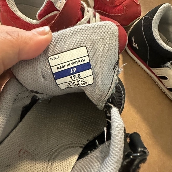 GUC: Price for  3 pairs of mikihouse x mizuno shoes! JP size 17 or kids size 9 - Picture 5 of 5
